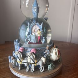Disney Cinderella Wedding Castle Snow Globe