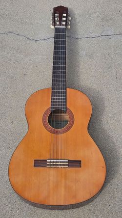 Yamaha C-40 guitar