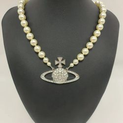 Brand new single-strand pearl necklace with silver pendant