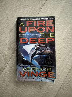 A Fire Upon the Deep Vernon Virge sci-fi paper back book