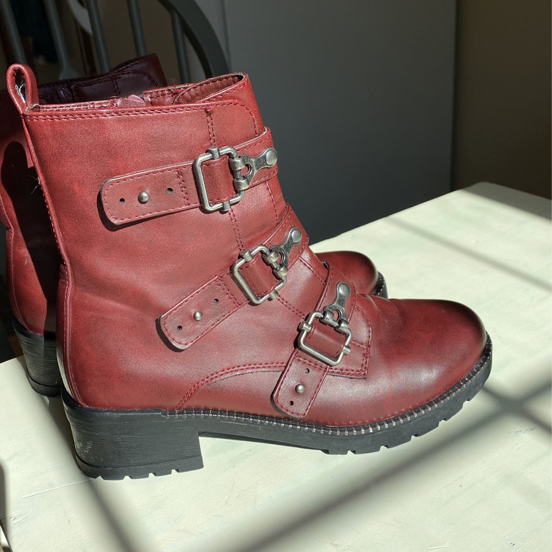 Burgundy Ankle Boots With Zip Up On The Side Very Pretty Color