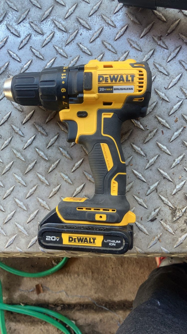 DeWalt brushless drill Set, battery Set And Charging Pad