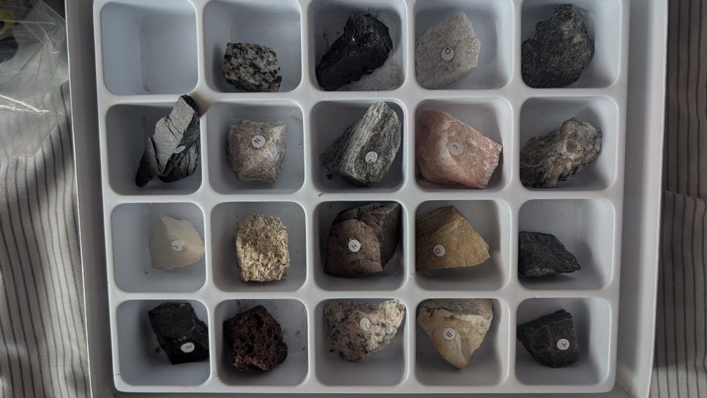 Rocks And Minerals (GEOLOGY LAB KIT)
