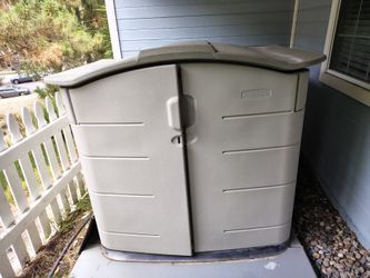 Rubbermaid storage container