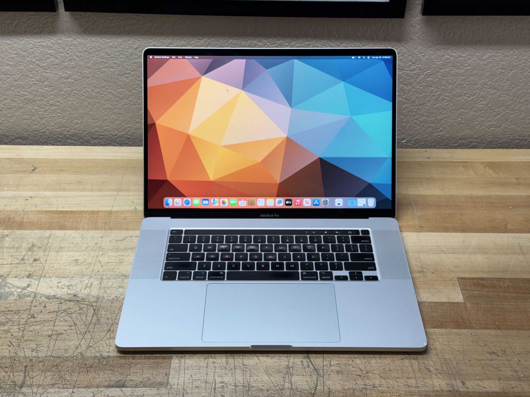 2019 16” MacBook Pro - 2.4 GHz i9 - 32GB - 500GB - 8GB Video Card