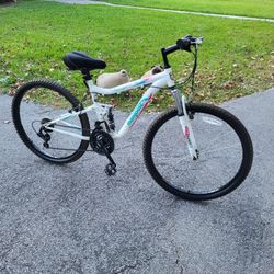 26" Mongoose Ledge 2.1 Women's Mountain Bike, White/Purple
Very good condition