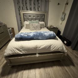 Queen bedroom set/ mattress included 