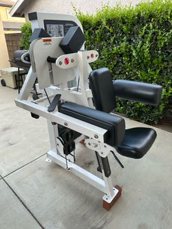Life fitness lateral raise / shoulder raise machine