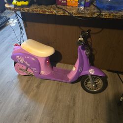 Valley Ria Girls Scooter.. Needs a new battery. The battery in it doesn't charge up our last very long