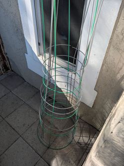 Metal Tomato Cage Plant Support Stakes