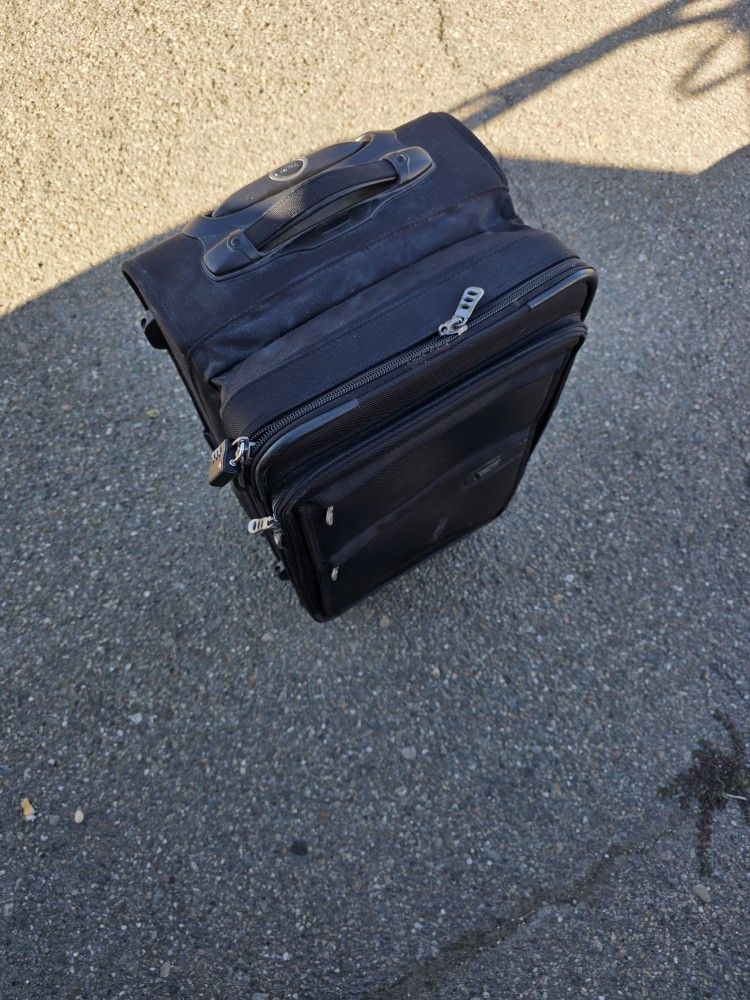Kirkland signature Carry-On 22x9x14 with auto expand 2 wheels extra durable
The push down Expandable mechanism is great.