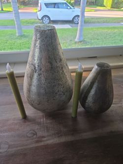 Two vases hand and hearth
