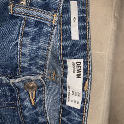 sammensværgelse hæk Børns dag Bershka Mom Jeans (Size 2) for Sale in San Antonio, TX - OfferUp