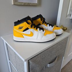 Size 7y Air Jordan 1 Mid University Gold