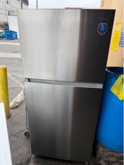 Midea top freezer refrigerator like new condition