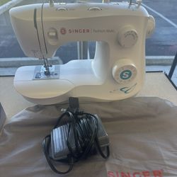Singer Fashion Mate Sewing Machine