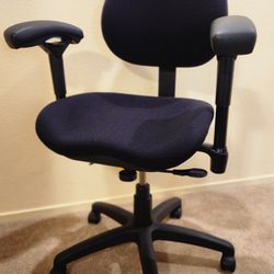 Office chair.
6105 s.  Fort Apache Rd, 89148.
Pick up 1 minute distance from this location.

