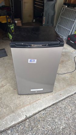 Mini fridge (Frigidaire)