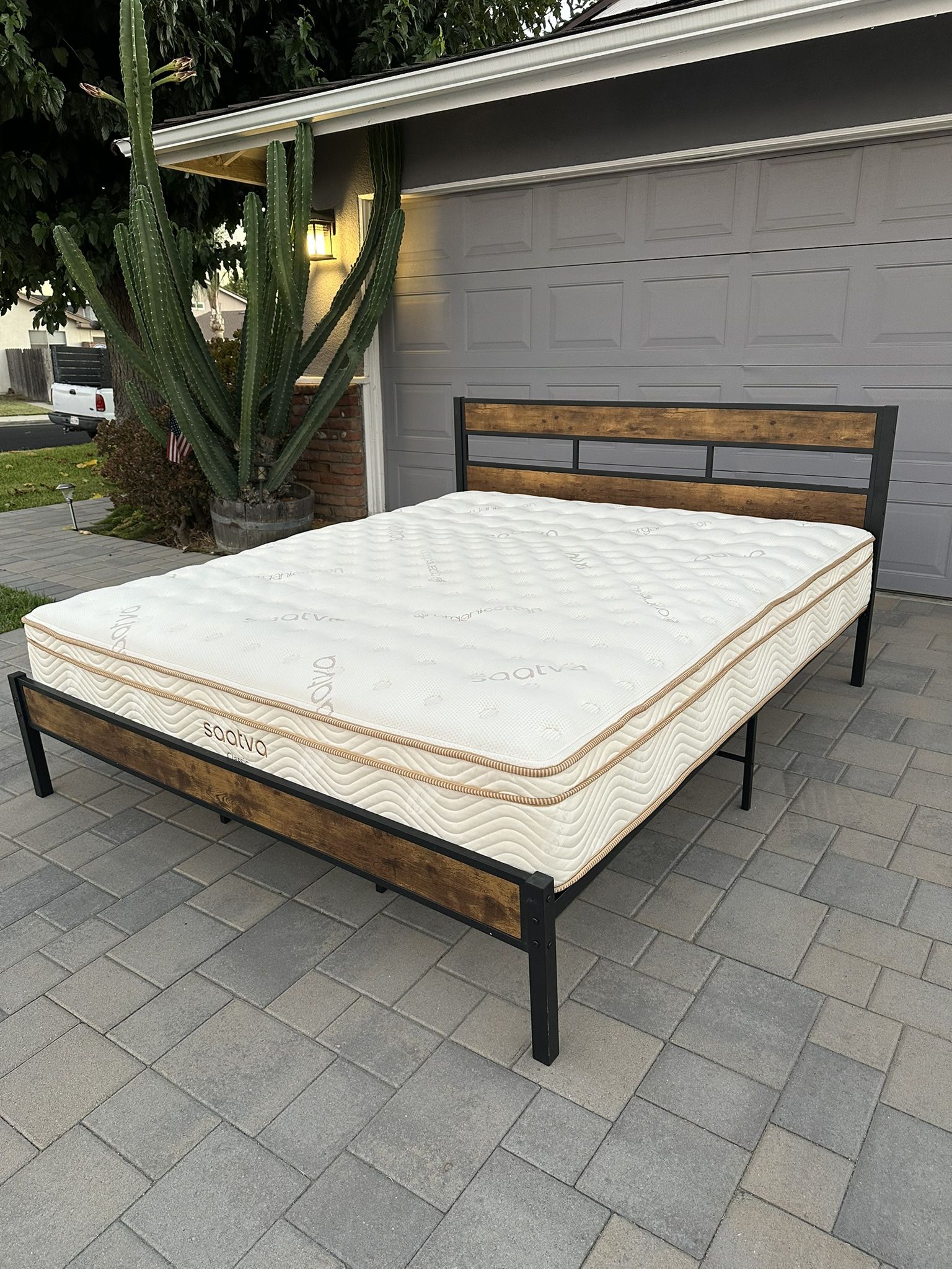 Cal King Luxury Saatva Mattress , Frame - También Hablo Español