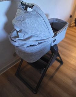 Nuna MIXX Series Bassinet + Stand – Excellent Condition, Like Brand New