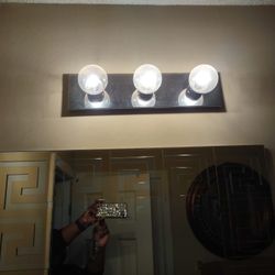 Beautiful Bathroom Vanity Light In Great Condition 