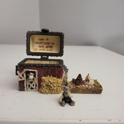 Boyds Uncle Beans Treasure Box Moostein's Dairy Barn with Stinky McNibble