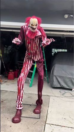 6ft 7 creepy towering clown
