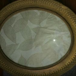 Oval frame with leaves