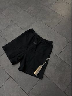 BLACK ESSENTIAL SHORTS