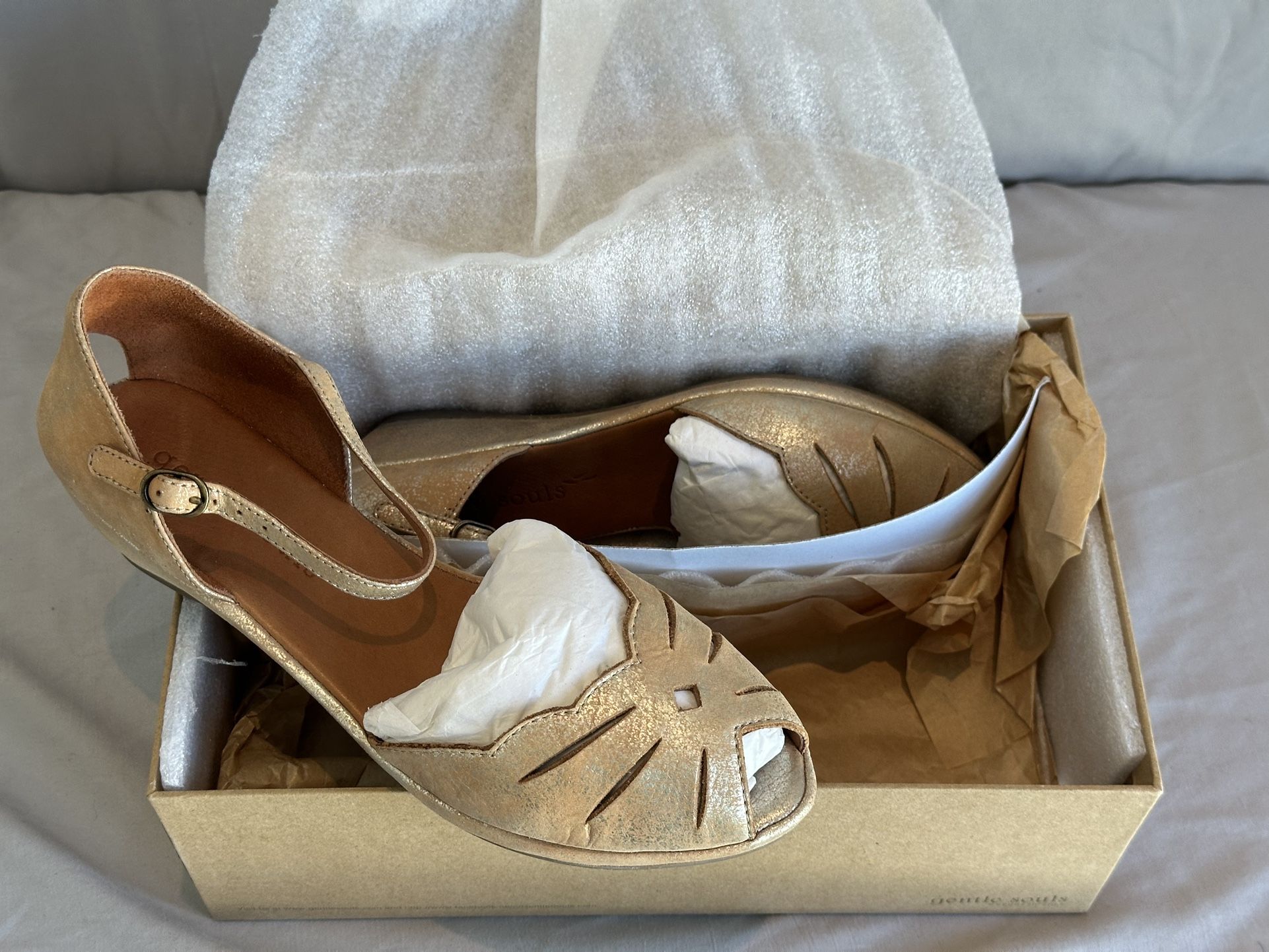 Gentle Souls by Kenneth Cole Women's Lily Moon Leather Wedge Flats