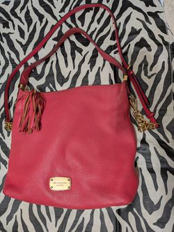 Michael Kors Coral Pebble Shouder Bag With Strap.
