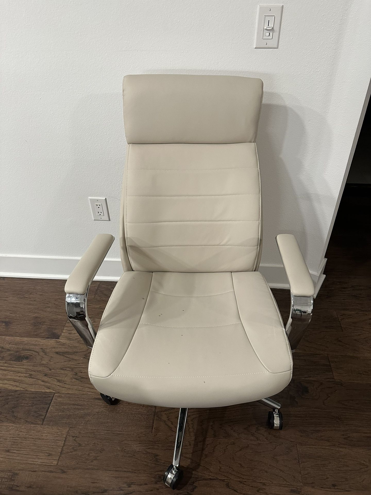 3-Month-Old Swivel Office Chair 🤍