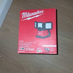 Milwaukee Rover Dual Power Triple Panel Flood Light 4500 Lumens