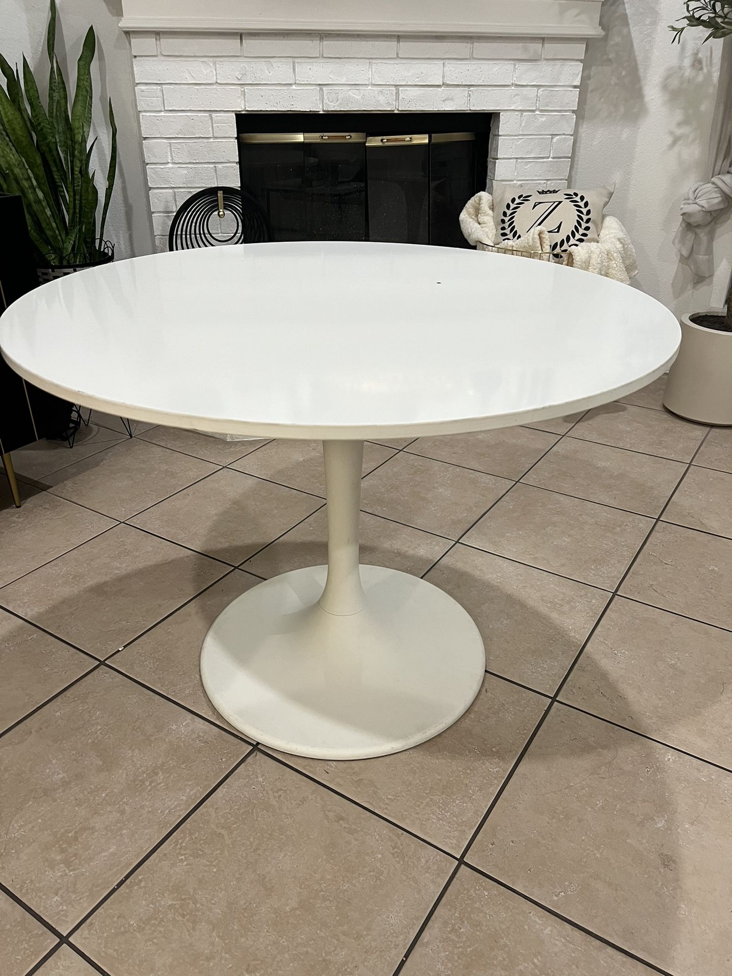 IKEA White Round Docksta Pedestal Dining Table