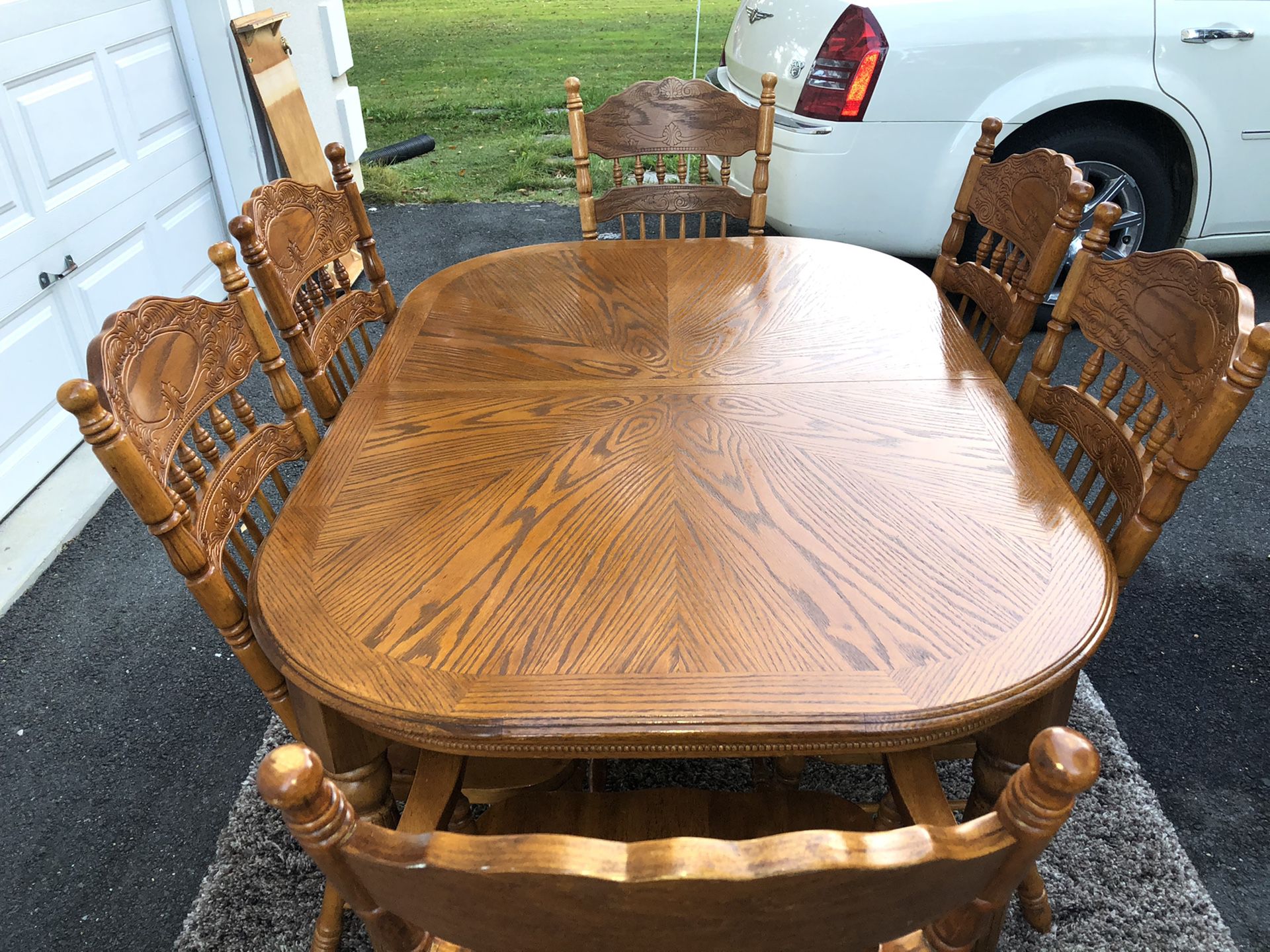 Beautiful! Dining Table W/1 Leaf and 6 Solid Oak Double Pressback Chairs
