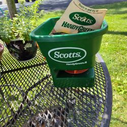Hand Held Spreader. Like New. Scott's Spreader