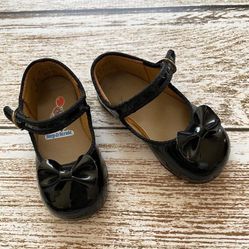 The Bonario Toddler Dress Girls Shoes are a stylish option for little princesses aged 12-18 months. These black leather Mary Jane shoes feature a soft