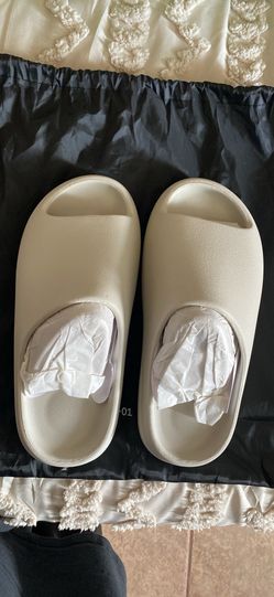 Yeezy Slides in sizes. 9 10  11 13