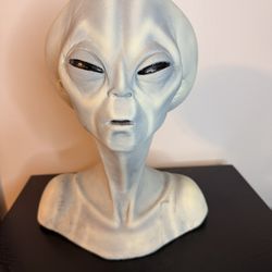 Gag Studios Roswell Alien Bust Halloween Decoration - 14 in x 12 in