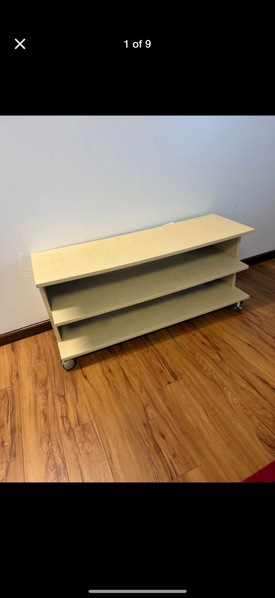 Wood TV stand  in great condition 