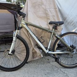 🔥🔥Giant Rainier ALUXX 6000 Series Mountain Bike - Silver & Gray🔥🔥