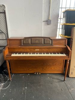 Lowrey Piano
