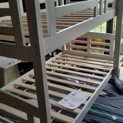 Twin/twin bunkbed with storage drawers