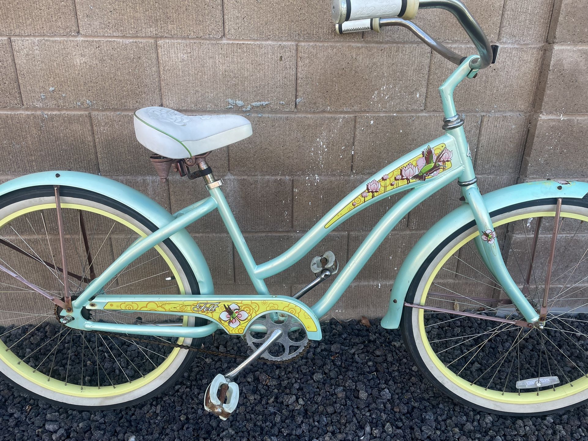 FELT WOMENS CRUISER BIKE 26