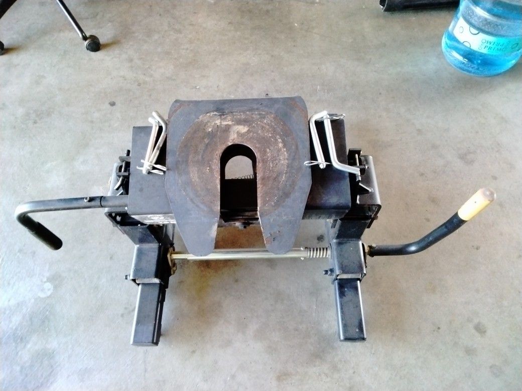 16, 000 Husky Rolling Adjustable Fifth Wheel Used Good Condition Pick Up Only No Deliveries Will Fit Ford Or Chevy