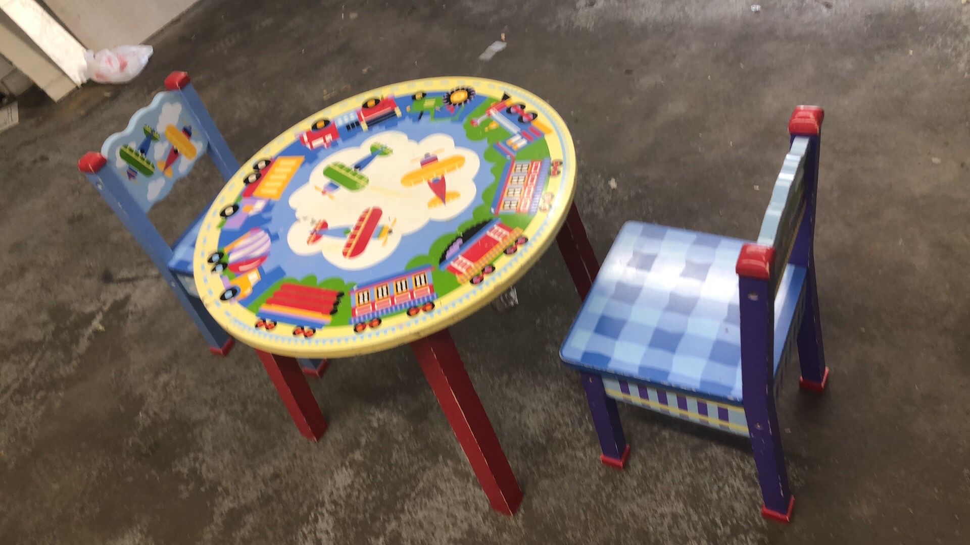 27”x27”x21”h Kids solid wood round table with two chairs
