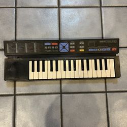 Yamaha PSS-100 PortaSound Digital Recording Keyboard