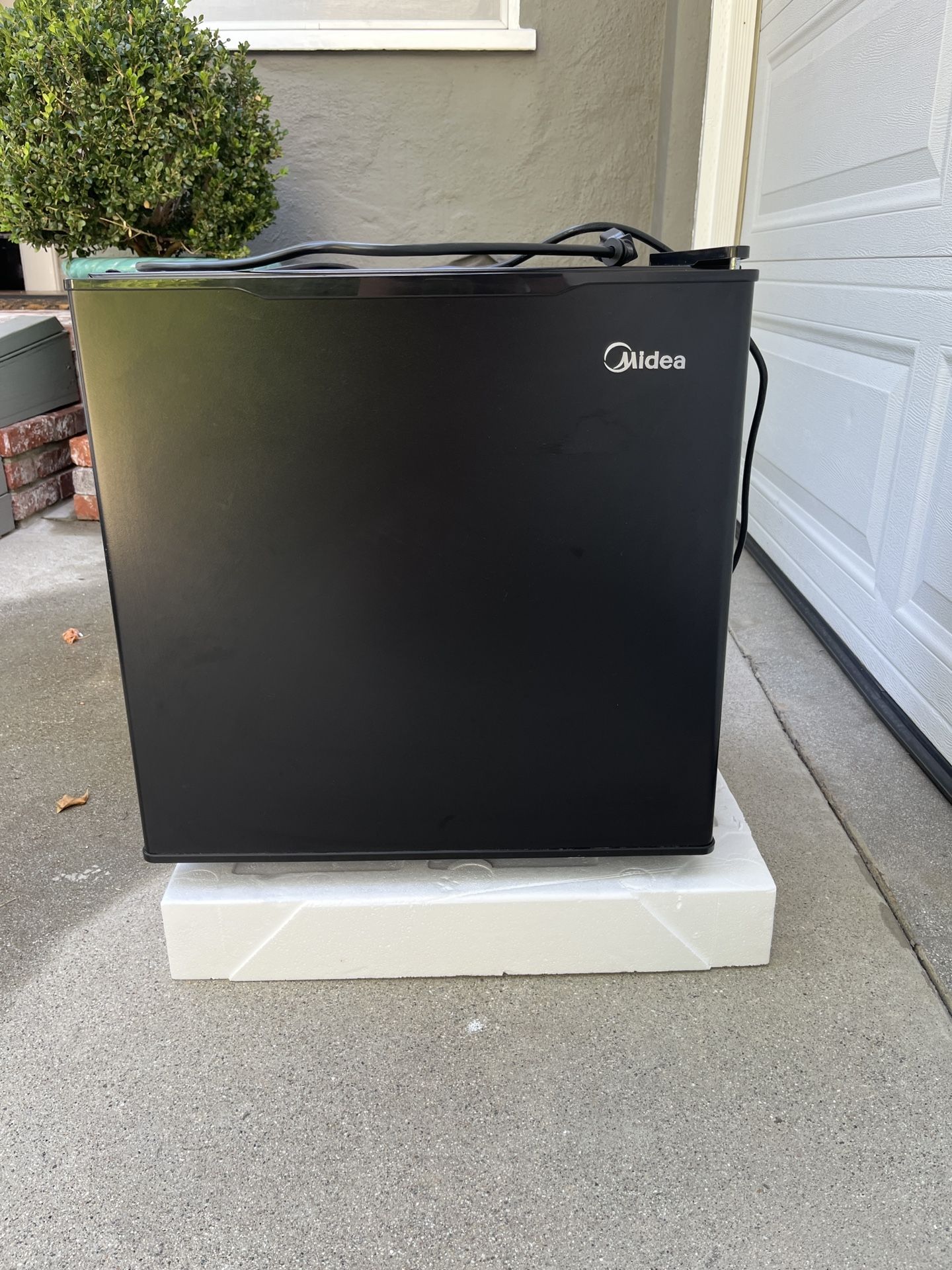 Midea Mini fridge 1.4 Cu ft