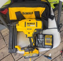 New dewalt 18g finish nailer with battery and charger