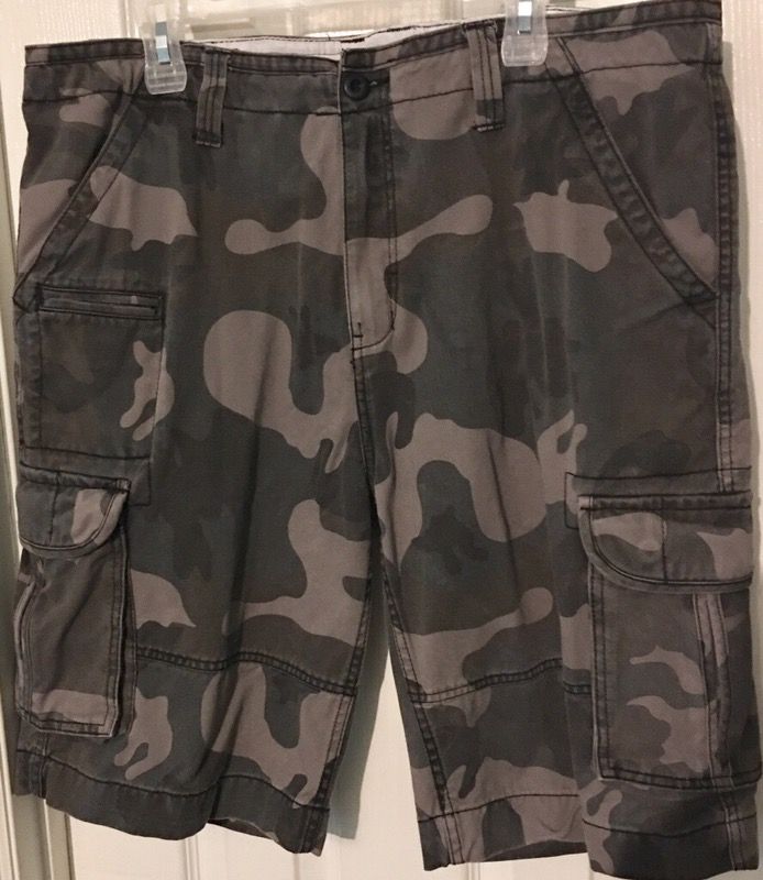 Men's Foot Locker brand camo cargo shorts size 38